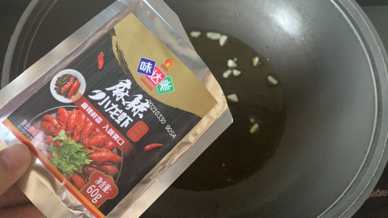红焖牛肉煲,下入麻辣小龙虾酱