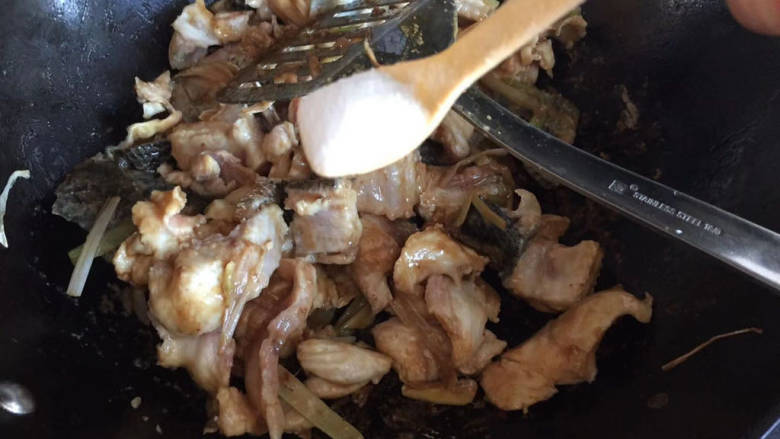 葱油鱼片,少许盐，可以加入少许清水以免粘锅