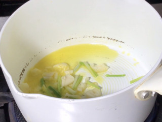 捞汁黄瓜,起锅热油，放入葱蒜炒香