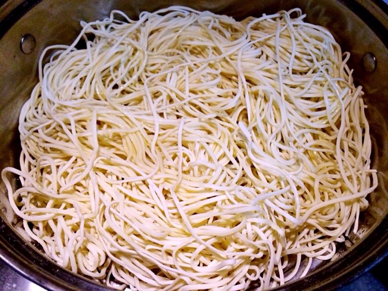 扁豆焖面,面条淋上少许食用油，上蒸锅大火蒸10分钟，取出面条用筷子挑散放在菜板上晾凉