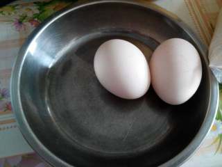 韩式泡菜煎饼,2:放两个鸡蛋到面粉中搅拌，加少许水