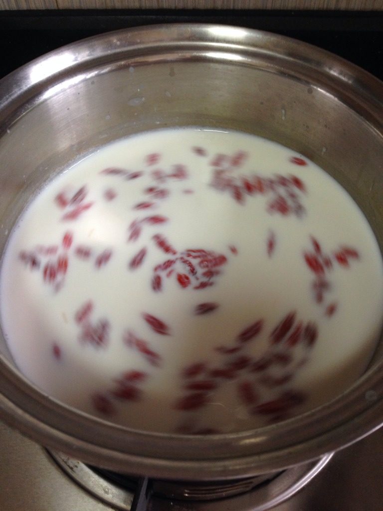 自制亚麻籽枸杞子奶酪,奶温约50度的时候，把事先泡好的枸杞子放奶中，轻煮，然后再加半汤匙亚麻籽粉