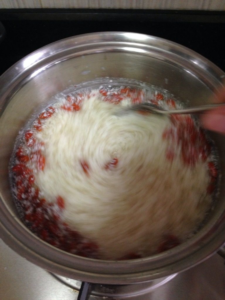 自制亚麻籽枸杞子奶酪,奶温约70度的时候，加入米醋，数秒后会看到奶酪跟乳清分离，期间要不断搅拌