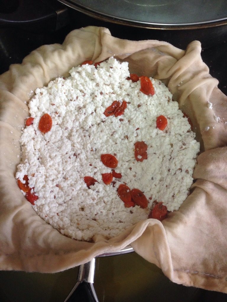 自制亚麻籽枸杞子奶酪,达100度关火，用隔布和簺网把奶酪和乳清分隔开
