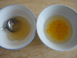 芒果酸奶慕斯蛋糕,8克鱼胶粉加入35克清水提前浸泡至全部透明，QQ汤用40克清水浸泡