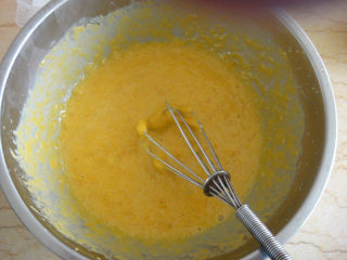 芒果酸奶慕斯蛋糕,先把芒果酱和30克白糖一直搅拌细腻白糖融化，再加入酸奶搅拌均匀