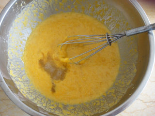芒果酸奶慕斯蛋糕,待凉凉的鱼胶液倒入芒果酸奶糊里搅拌均匀