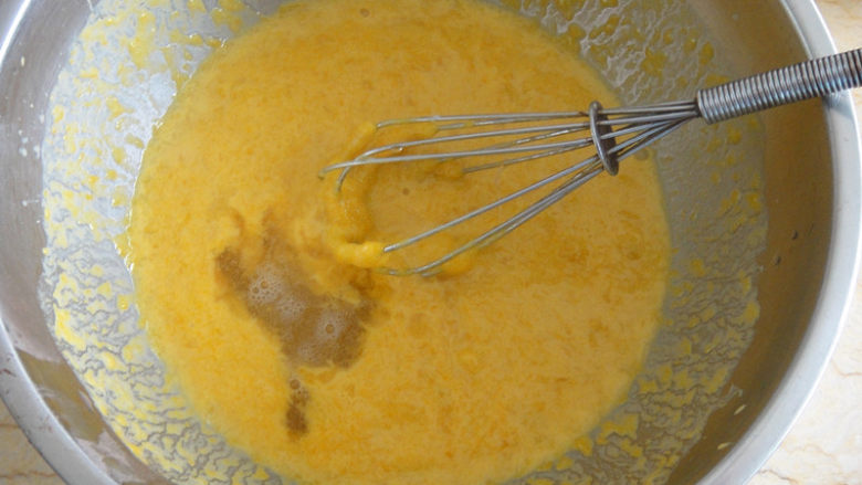 芒果酸奶慕斯蛋糕,待凉凉的鱼胶液倒入芒果酸奶糊里搅拌均匀