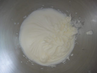 芒果酸奶慕斯蛋糕,淡奶油加入10克白糖打发至有明显纹路但还能勉强流动的状态