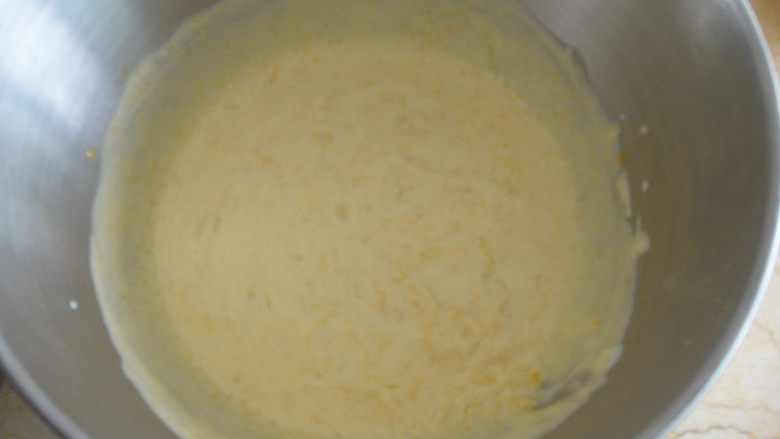 芒果酸奶慕斯蛋糕,倒入芒果酸奶糊里搅拌均匀成慕斯液
