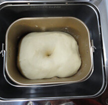 肉松面包卷,把面揉到光滑后加入黄油。揉到扩展性，发酵到两倍大