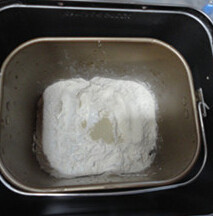 肉松面包卷,面包桶中先加入水、糖、盐、鸡蛋、奶粉，再加高粉、低粉、普通面粉，最后加入酵母