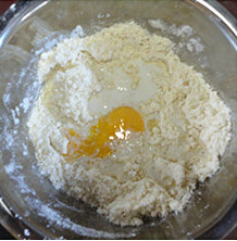 葡萄干司康,倒入面粉，用手搓匀，再加入鸡蛋、牛奶，揉成团
