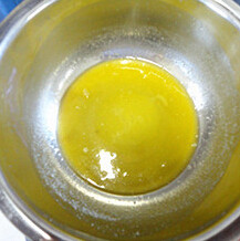 葡萄干司康,盆中加入筛好的低粉和泡打粉，再加入盐，把黄油和糖放一起溶化倒入