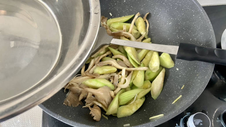 花蛤丝瓜汤➕花蛤平菇丝瓜汤,加入适量清水，煮开
