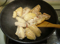 三杯鸡翅 ,油锅放干辣椒炸香，油烧热，倒入鸡翅，翻炒至鸡翅表面微黄