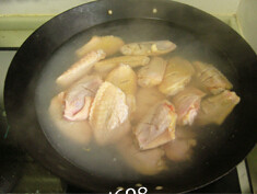 三杯鸡翅 ,锅里烧开水，鸡翅中煮几分钟，煮去血水和杂质