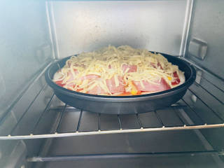 田园时蔬培根披萨,烤箱预热，放入烤箱中层，200度15分钟