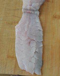 松鼠桂鱼,割下的两片鱼肉，皮朝下在鱼肉上先直剞，再斜剞，深至鱼皮成菱形刀纹