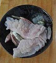 松鼠桂鱼,用料酒，精盐调匀，分别抹在鱼头和鱼肉上