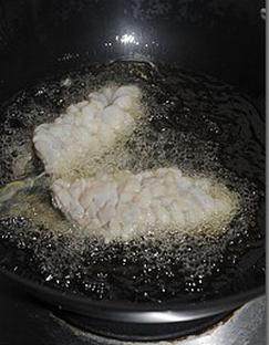 松鼠桂鱼,再把将两片鱼肉翅起鱼尾，放入油锅稍炸使其成形；再将鱼全部放入油锅炸，至金黄色捞起，放入盘中