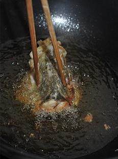 松鼠桂鱼,鱼头也入油锅炸成金黄色，入锅炸时用筷子按压鱼头让其下巴部位展开定型