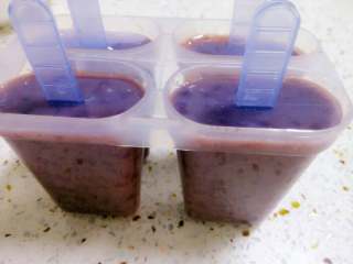 蜜红豆^红豆沙,再倒入模具，哈哈红豆奶味冰棒做成了，放入冰箱冷冻成形后就可以吃了
