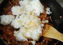 韩式泡菜牛肉炒饭,加入米饭，用锅铲将米饭炒松