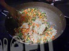 烤全鸡,土豆连皮煮20分钟至软后捞出去皮，压成泥后拌入胡萝卜丁，甜玉米粒，豌豆粒