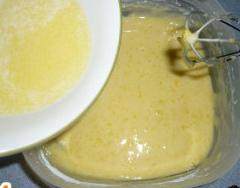 玛德琳贝壳蛋糕,加入融化的黄油，手动搅匀，放入冰箱冷藏1个小时