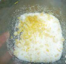 玛德琳贝壳蛋糕,将糖、柠檬屑混合，将鸡蛋用搅匀，加入糖盒柠檬屑混合物