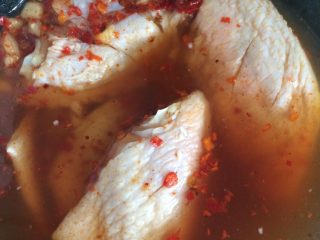 炸翅中,如图把盐、辣椒粉、胡椒粉、蒜末、料酒搅拌均匀入鸡翅腌制（一晚）