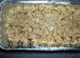 杏仁香蕉蛋糕,在表面撒上杏仁片即可~，入烤箱180℃ 50分钟