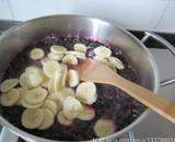 桑葚香蕉果酱,等锅中汤水渐渐增多时，加入香蕉片，不停地搅拌
