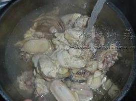 杂菌荟火锅,鲜鸡切块，放沸水里煮一下去腥，捞出在清水里冲洗干净