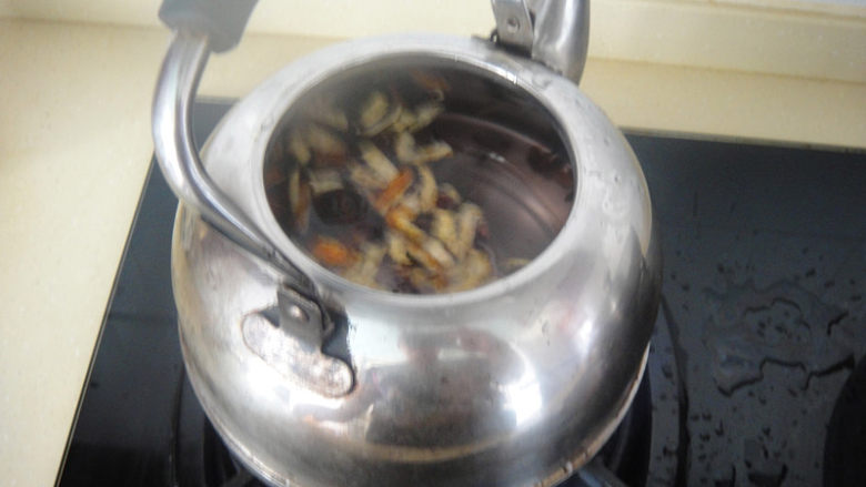 酸梅汤,加入锅中注入1800毫升清水盖上大火煮开后转小火煮一小时
