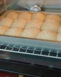 泡浆椰蓉小面包 ,放入烤箱170度 下层 30分钟即可