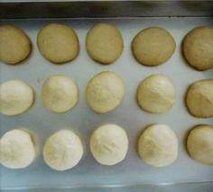 泡浆椰蓉小面包 ,发酵好后，排气，分割15个小面团，松弛15分钟后，再次滚圆，排入模具中，室温发酵60分钟