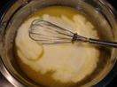 荞面葡萄干玛芬,将鸡蛋、色拉油、糖放入盆中用打蛋器搅匀，在加入牛奶搅拌均匀