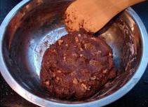核桃巧克力饼干,用手揉成扁圆型的小饼，放在铺有锡纸的烤盘上