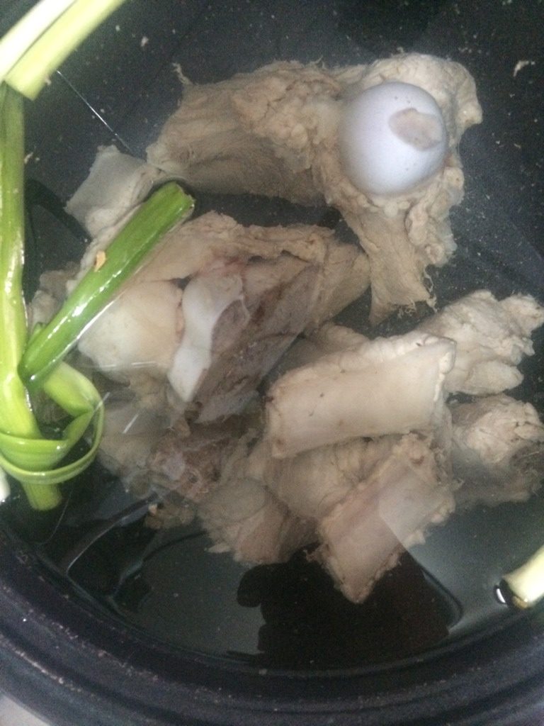 棒骨排骨海带汤,这时候电饭锅里的水也烧热了，把洗干净的排骨和棒骨放进电饭锅炖就可以了