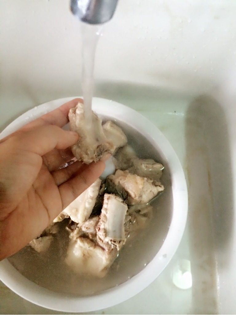 棒骨排骨海带汤,绰好后把排骨和棒骨用清水洗干净