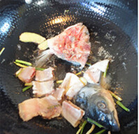 酸菜鱼,油锅爆香姜蒜，把鱼放入大炒到鱼肉发白