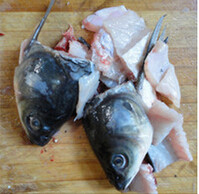酸菜鱼,把鱼骨头切成块，红干椒、葱切成段，姜切成片，酸菜切成小段