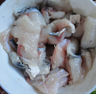 酸菜鱼,鱼片放入容器中加入盐、蛋清、淀粉，料酒用手抓匀