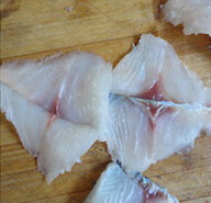 酸菜鱼,把鱼肉缷下来，再去掉鱼腹部的刺，刀倾斜45度切，把鱼切成鱼肉夹