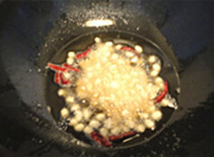 炸花生仁 ,锅内倒油放入花生仁和干椒，用中火炸到微黄出锅