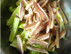 红油猪耳拌黄瓜,黄瓜拍散，切成段，蒜切末，猪儿切成片