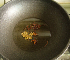 红油猪耳拌黄瓜,油锅放花椒，八角，茴香小火熬香