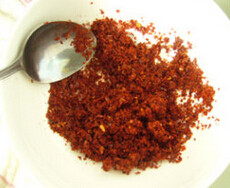红油猪耳拌黄瓜,红油：碗里放辣椒末，加一点点水把辣椒末打湿